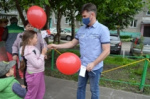 День защиты детей: 2000 воздушных шаров раздали коммунисты Октябрьского района 
